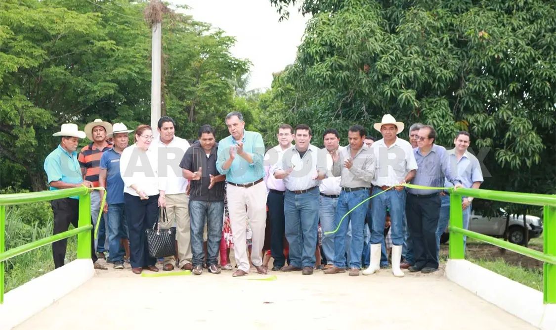 Inauguran puente vehicular