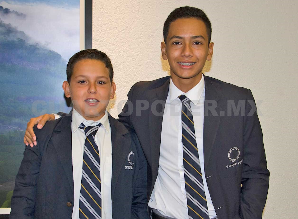 Familia Andes celebra graduación