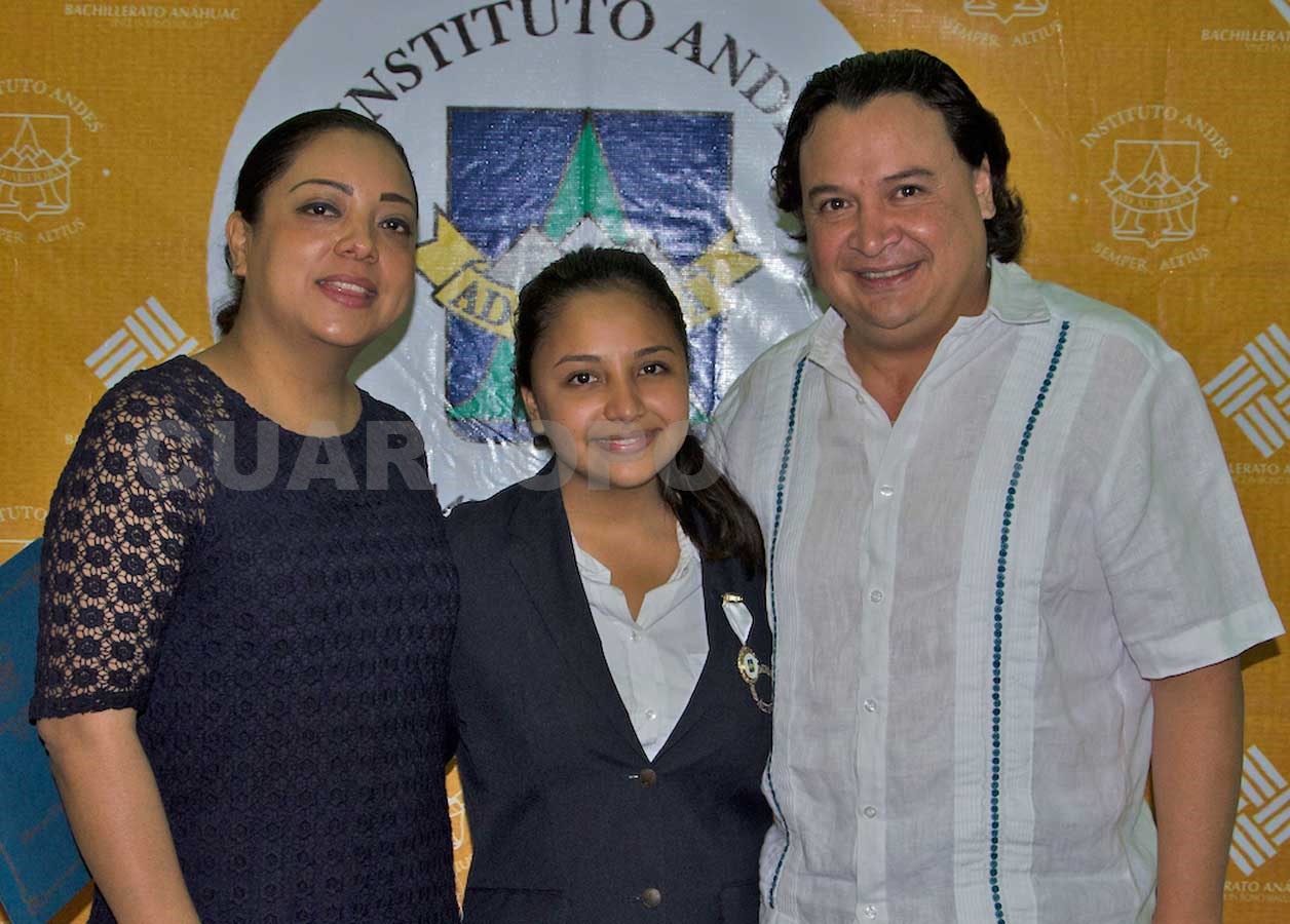 Familia Andes celebra graduación
