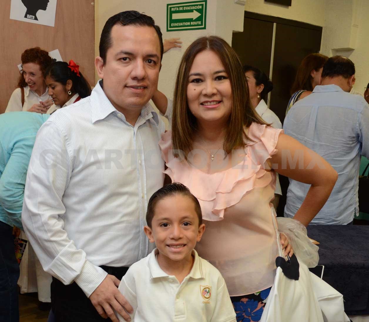 Padres orgullosos de sus peques