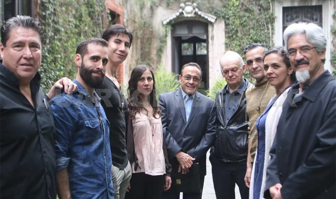 El dramaturgo Fernando Martínez, el director Sergio Cuéllar y el elenco de la obra Viena #19. Cortesía