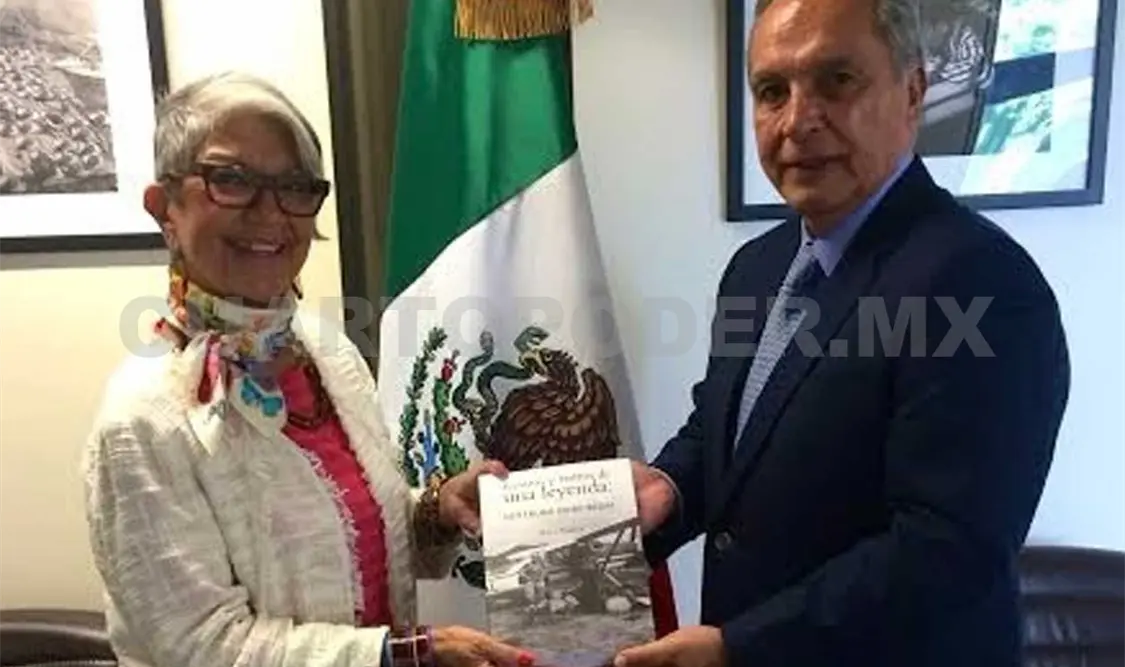 La escritora obsequió un libro al embajador de México en Suiza, Jorge Castro-Valle Kuehne. Cortesía