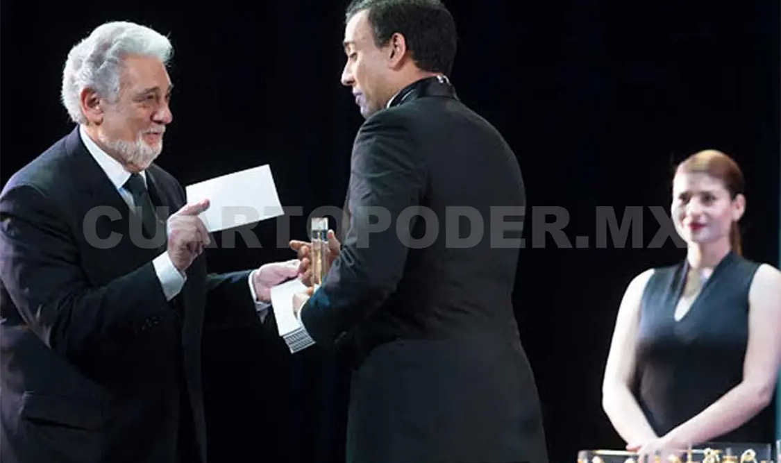 Plácido Domingo entregando uno de los reconocimientos. Cortesía