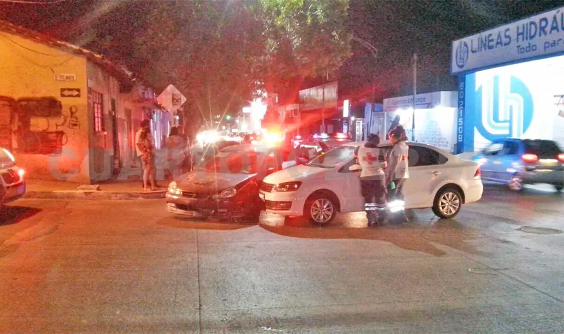 Jovencita impacta auto de periodista