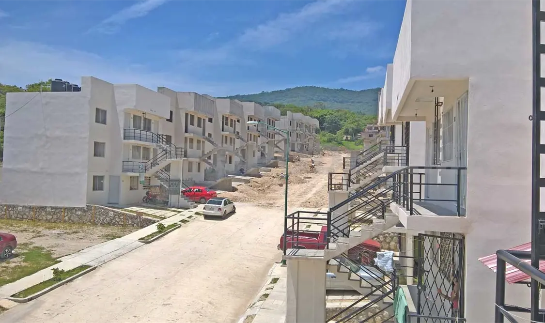 Denuncian a constructora por abandono de colonia