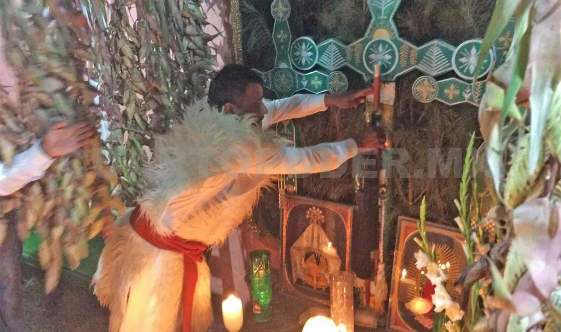 Familia hace entrega del bastón de mando