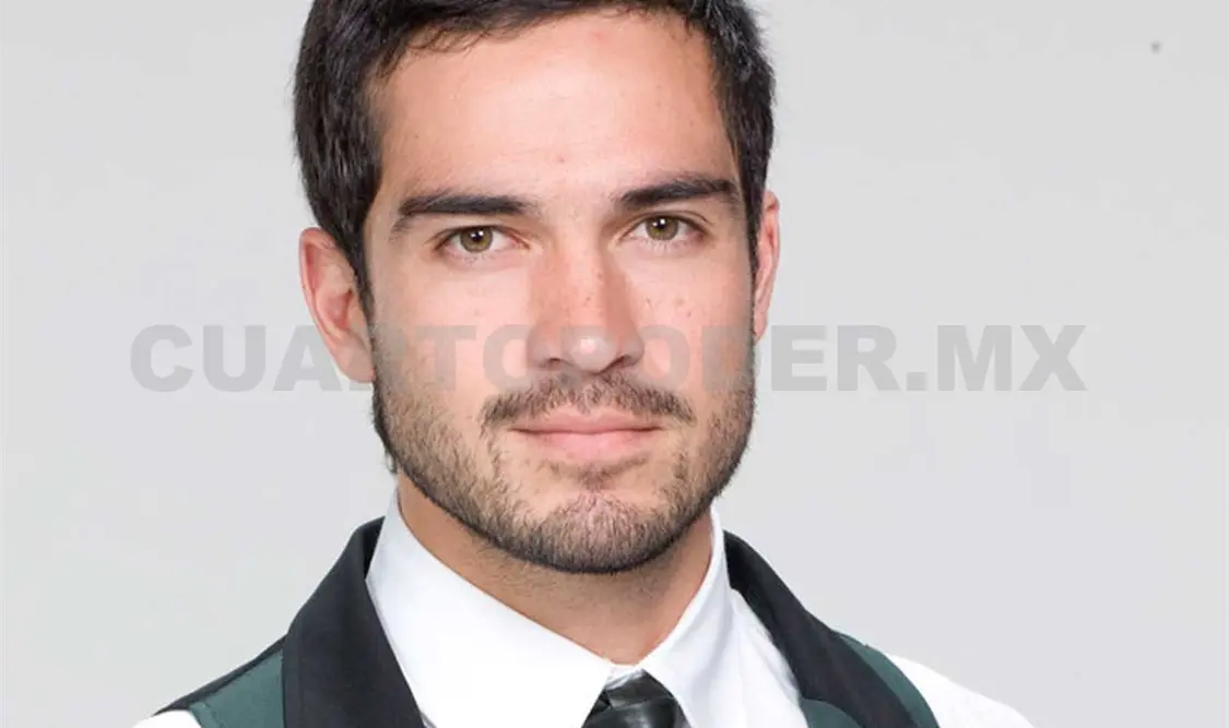 Alfonso Herrera se pone la sotana