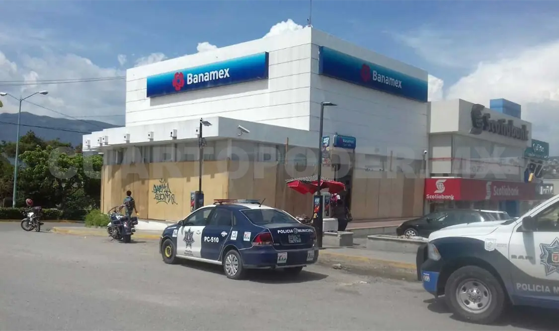 Asaltantes escapan con medio millón de pesos