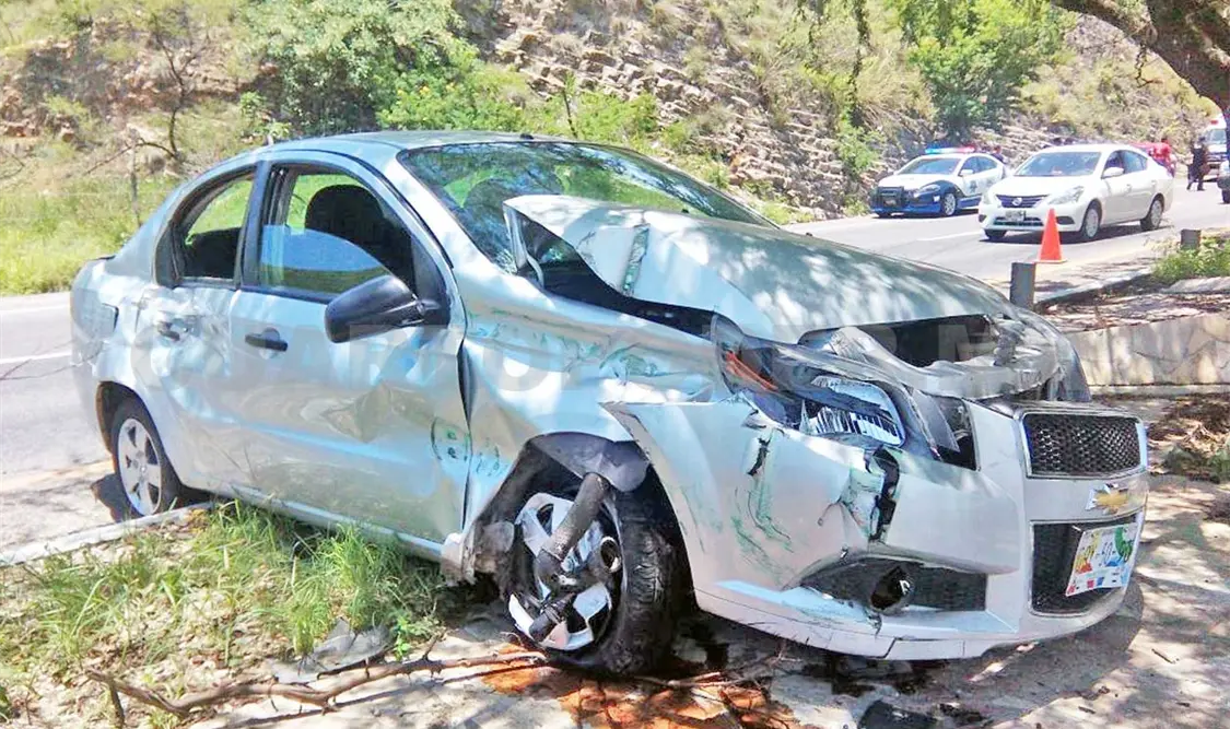 Dos lesionados en salida de camino