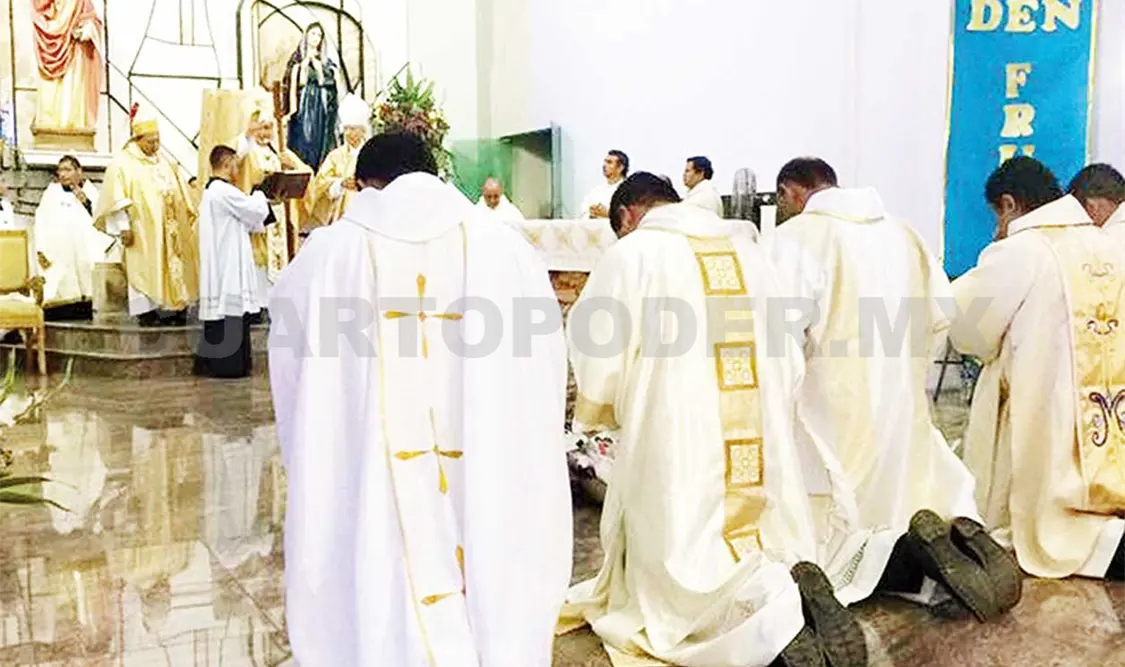 Reciben a nuevo sacerdote y diáconos para Tuxtla