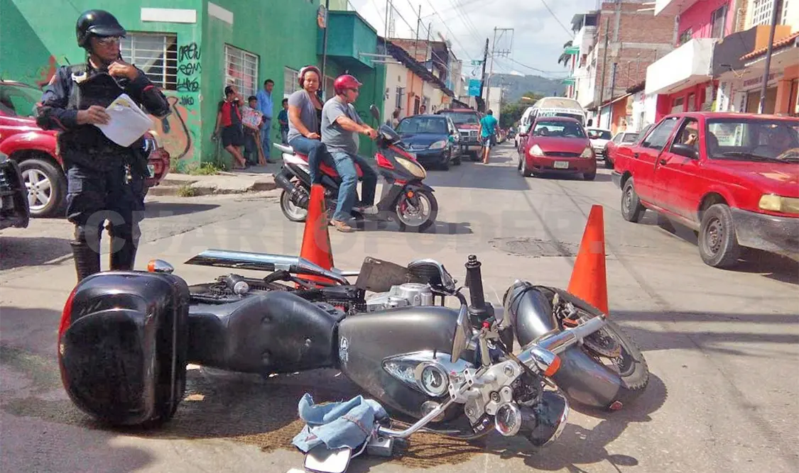 Colectivero atropella a motociclista y huye