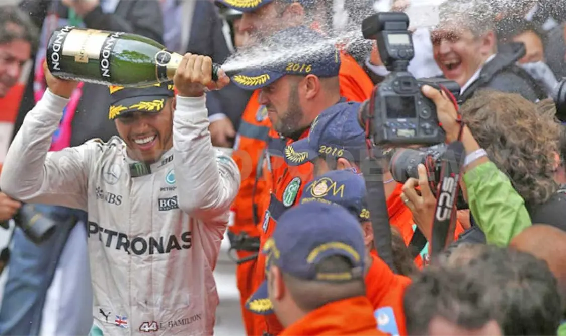 Hamilton liga cuatro triunfos y es líder