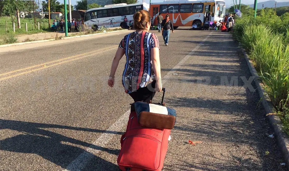 Trece horas de bloqueo en el Aeropuerto