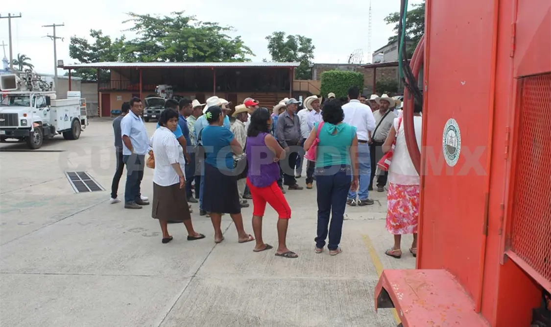Bloquean oficinas de la Comisión Federal de Electricidad