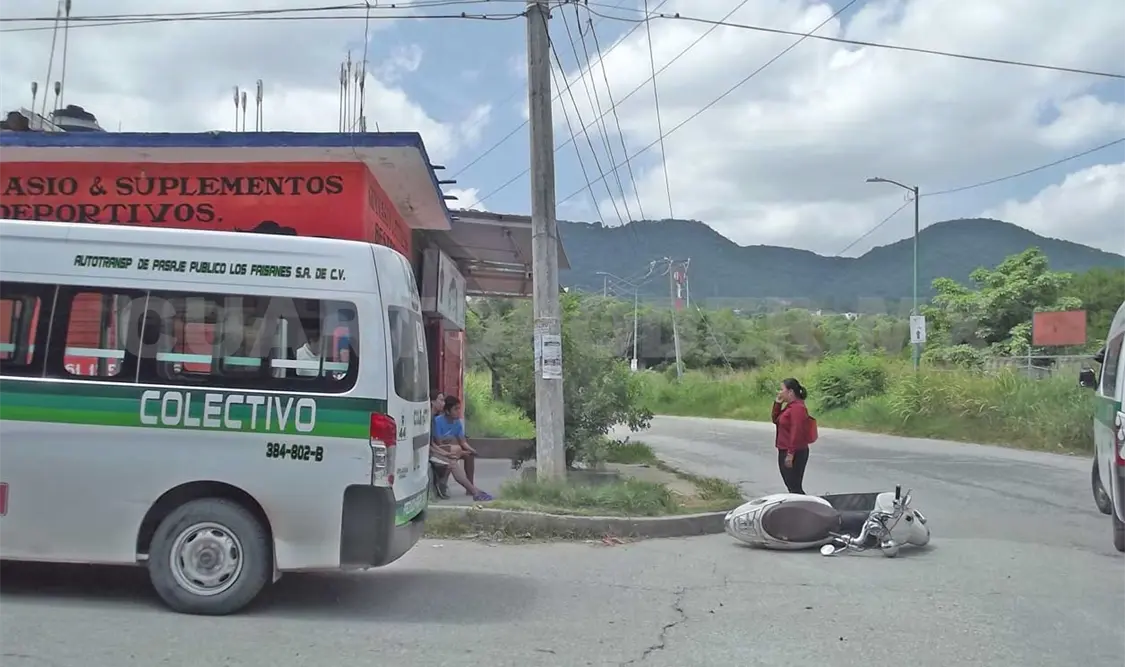 Colectivero derriba a motociclista