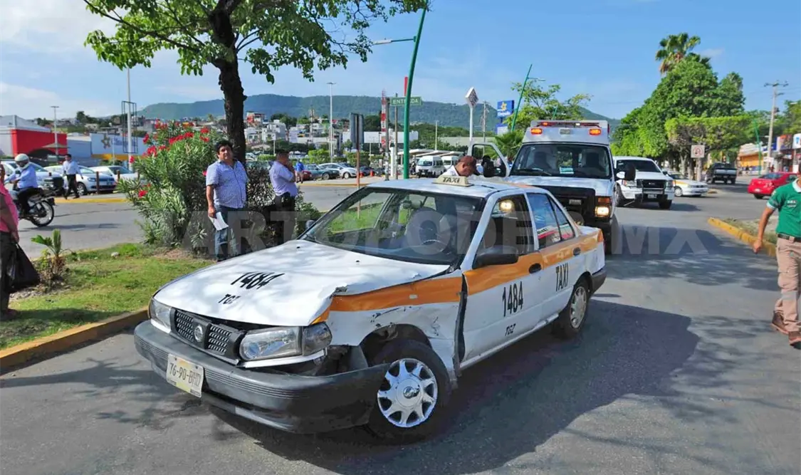 Taxista provocó fuerte accidente en bulevar