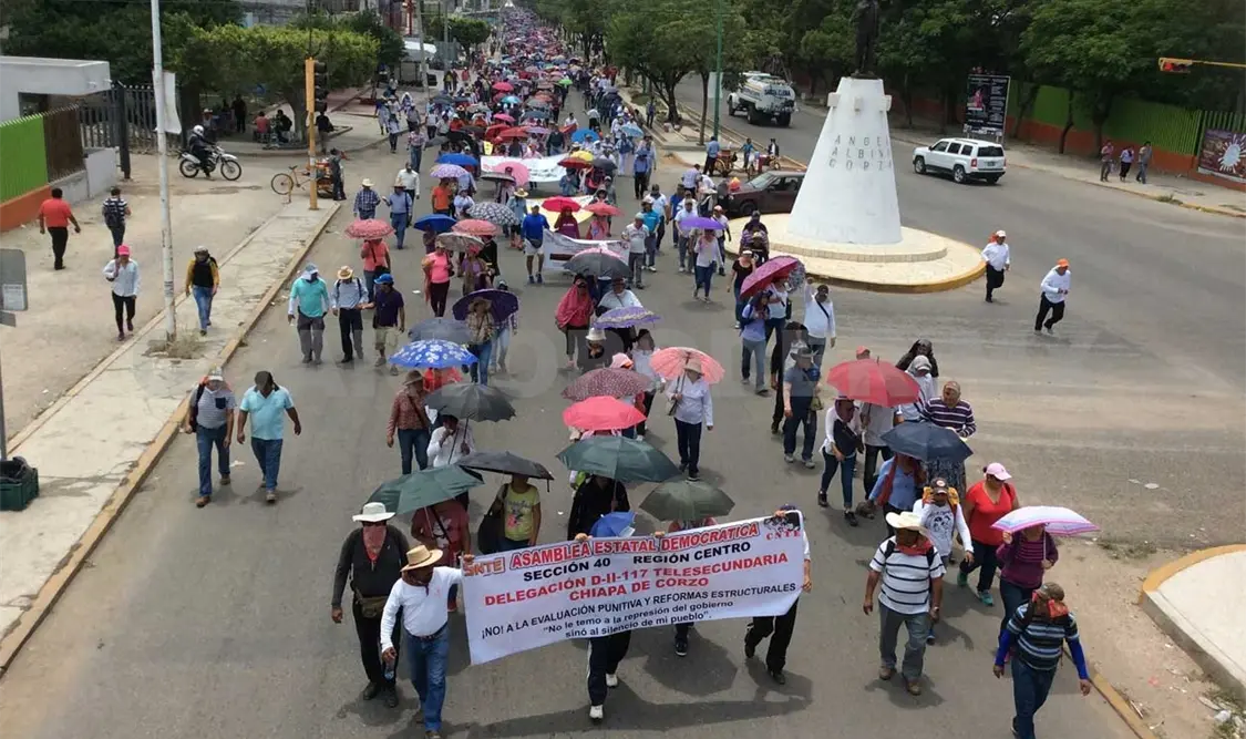 Docentes realizan megamarcha en la capital