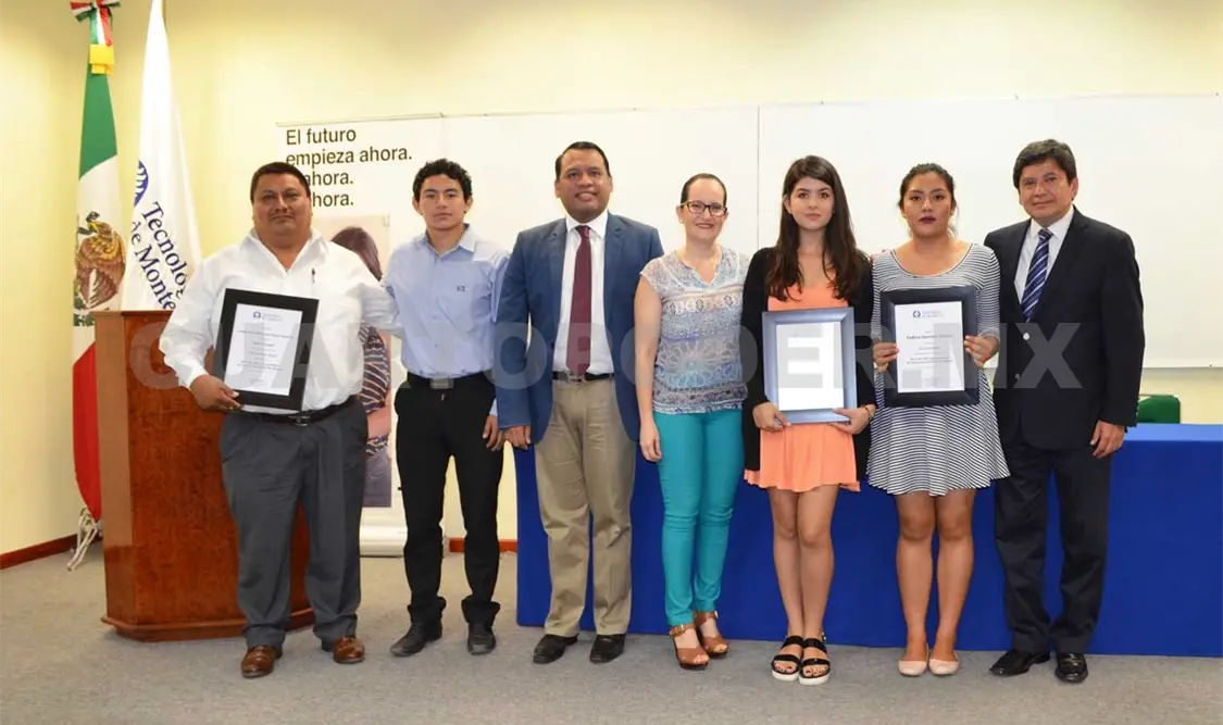 Otorga becas a “Líderes del Mañana”