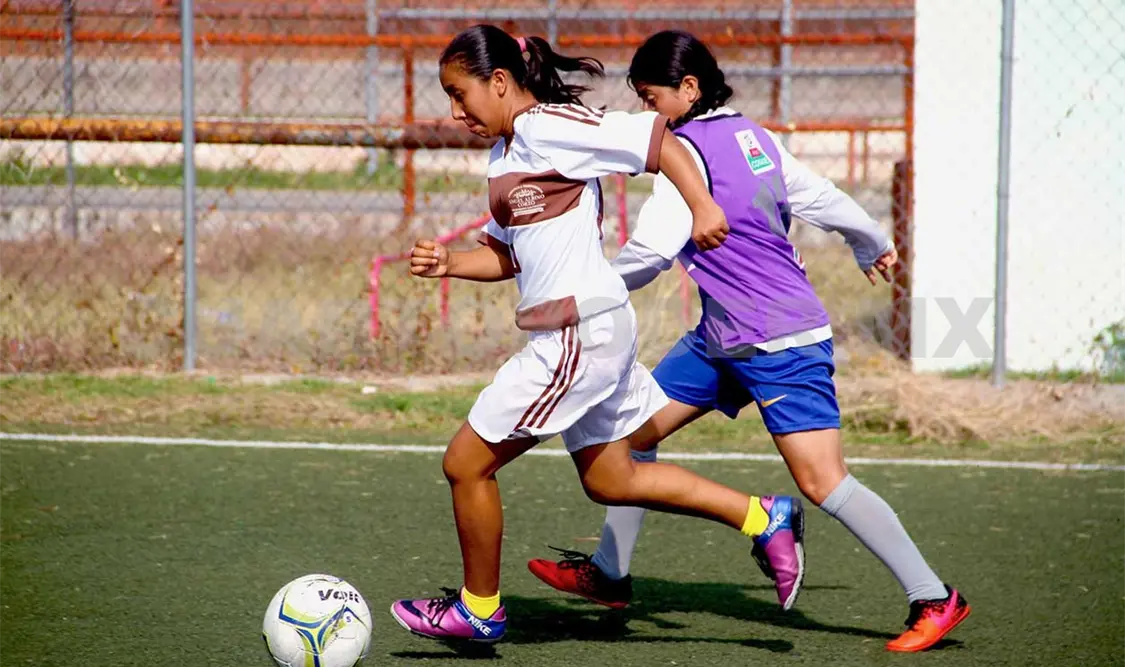 Cuadros femeniles realizan campamento