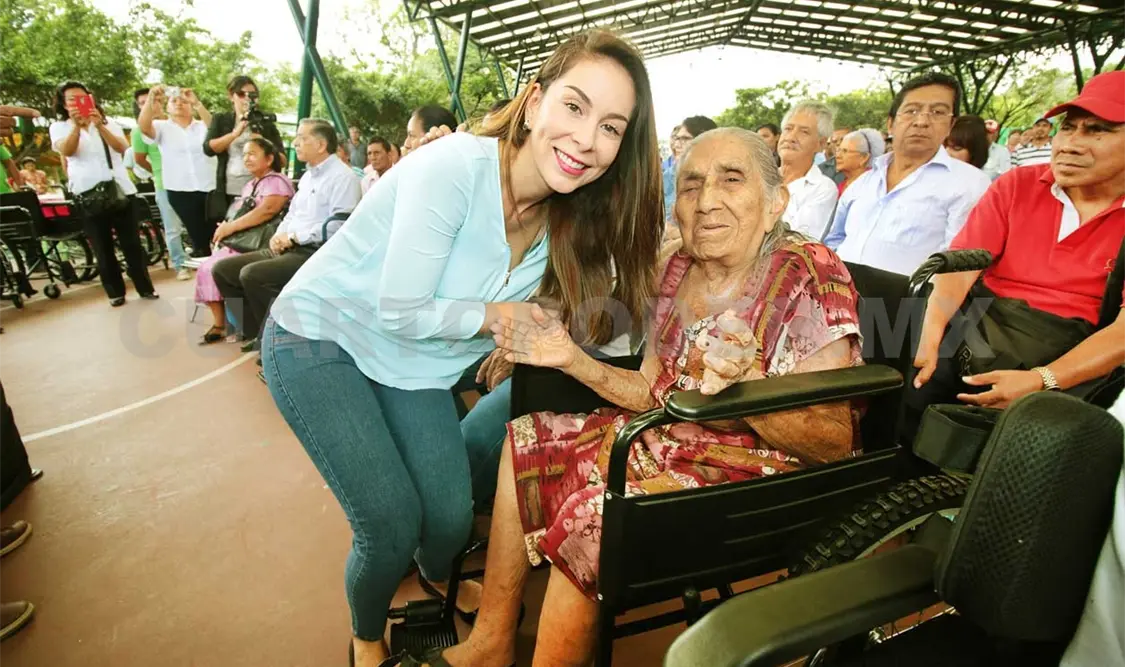 Realiza Martha Muñoz entrega de apoyos a personas con discapacidad