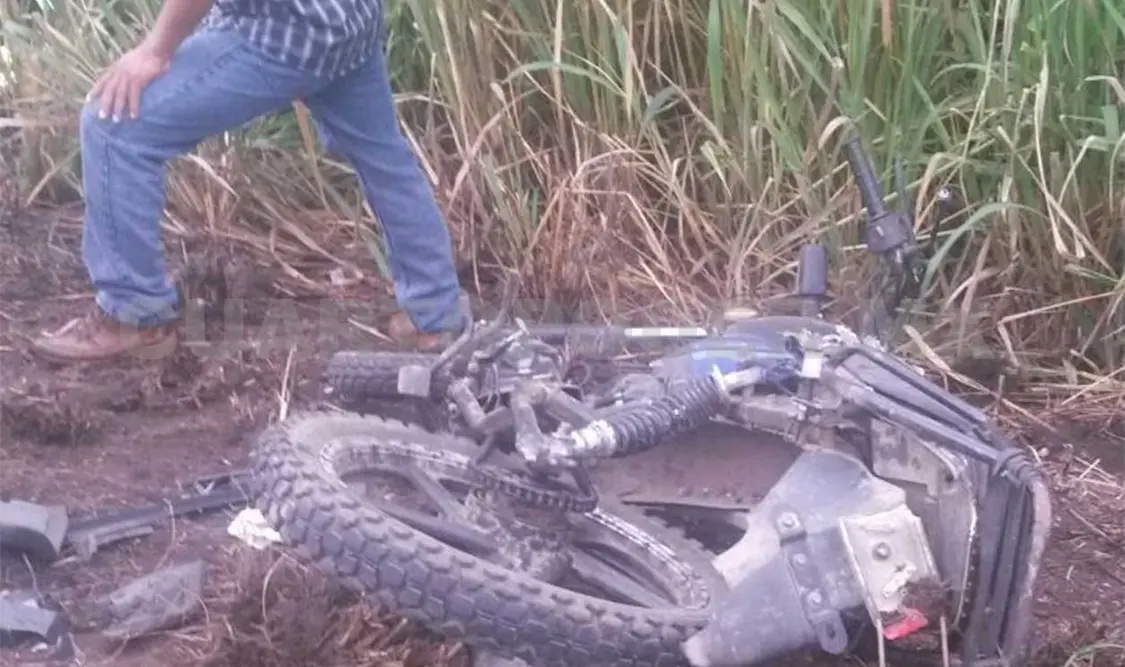 Motociclista se estrelló de frente en camioneta