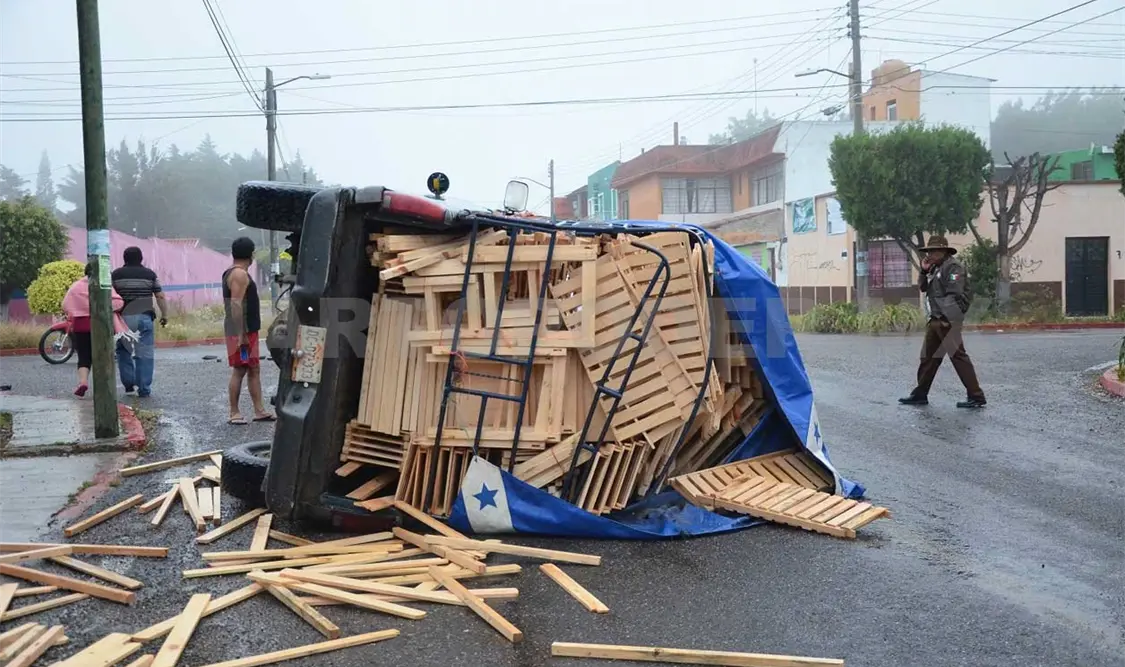 Localizan camioneta volcada