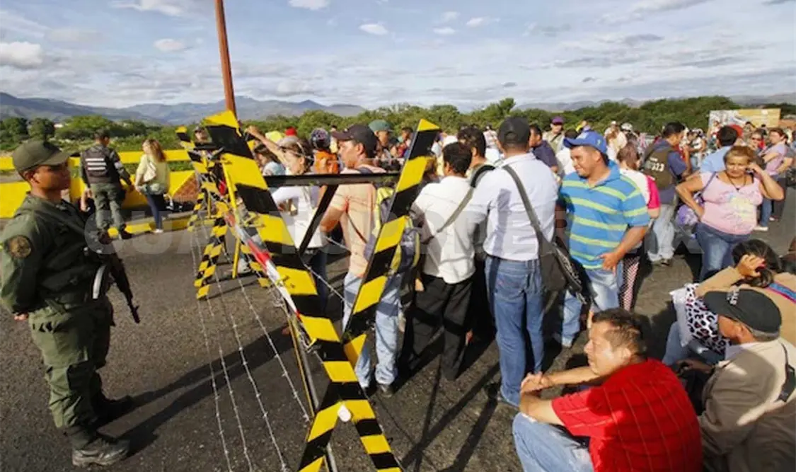 Pese a los controles fronterizos, más de 100 mil venezolanos cruzaron la frontera. Agencias