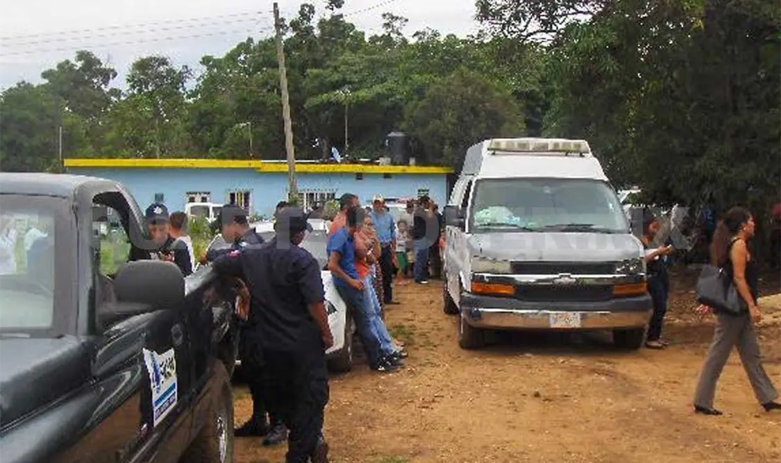 Diferentes corporaciones policiacas se presentaron a las afueras de la propiedad donde fue hallada la víctima.