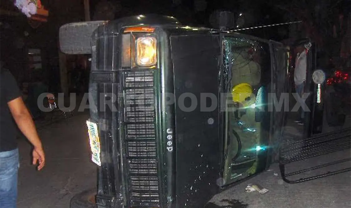 Después del fuerte impacto, la camioneta terminó volcada en la 15 Poniente. Rafael Cabrera / CP