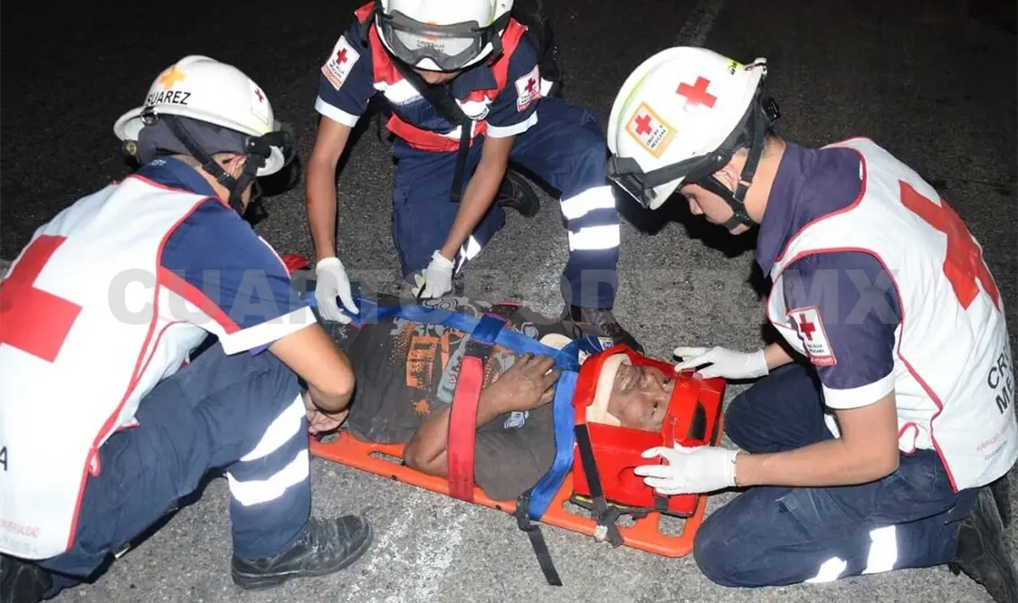 Paramédicos de la Cruz Roja auxiliaron al lesionado, gracias a que varios ciudadanos llamaron a Emergencias 066 y lo resguardaran para no volver a ser atropellado. Flor Cordero / CP