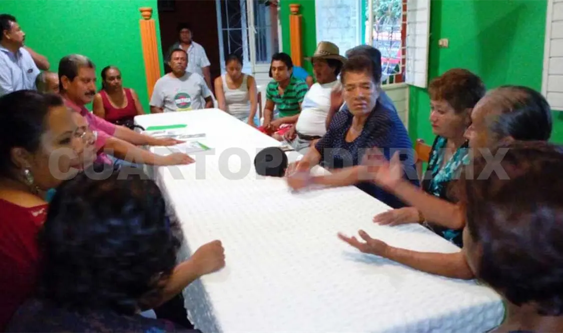 Javín Guzmán atiende a colonos