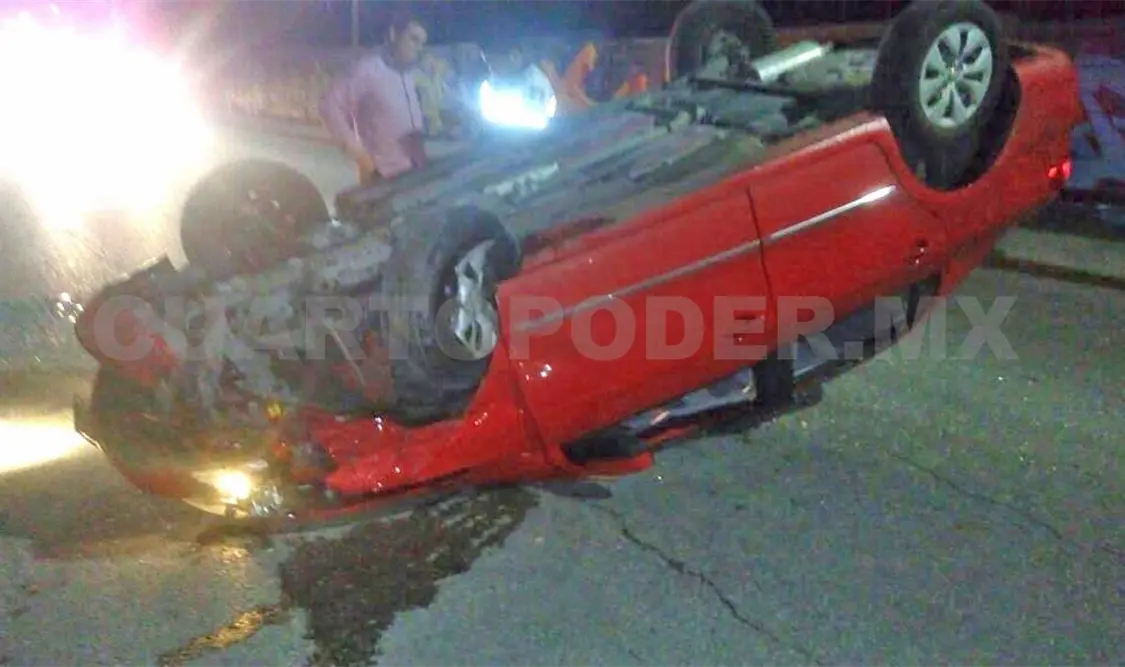 Vuelca veloz Gol en León Brindis