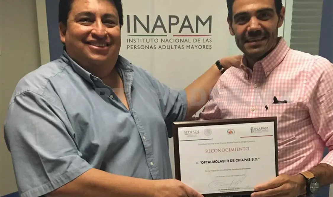 Firman convenio con centro oftalmológico