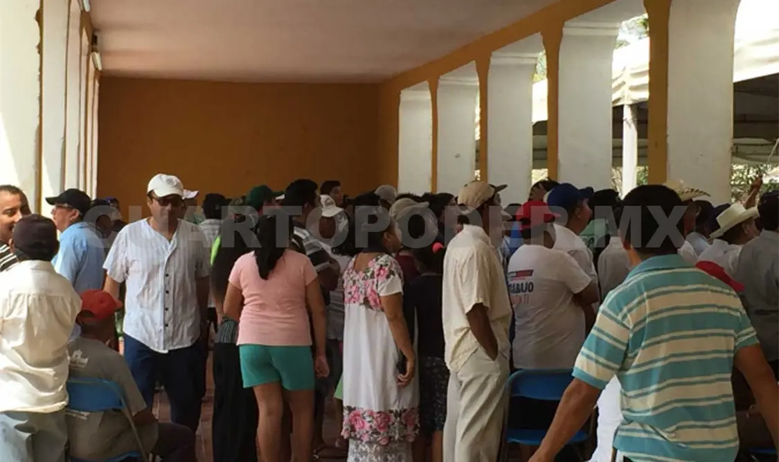 Inconformes retienen a funcionarios