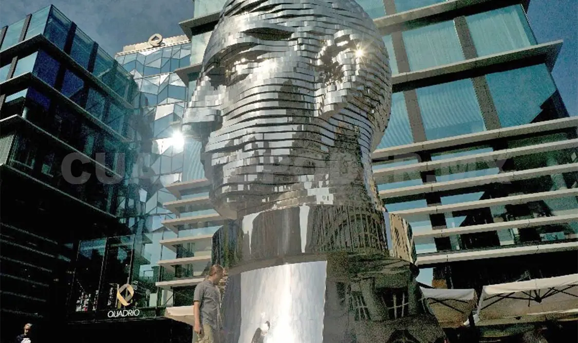 Estatua en Praga de un cabezal giratorio gigante del escritor Franz Kafka. Cortesía