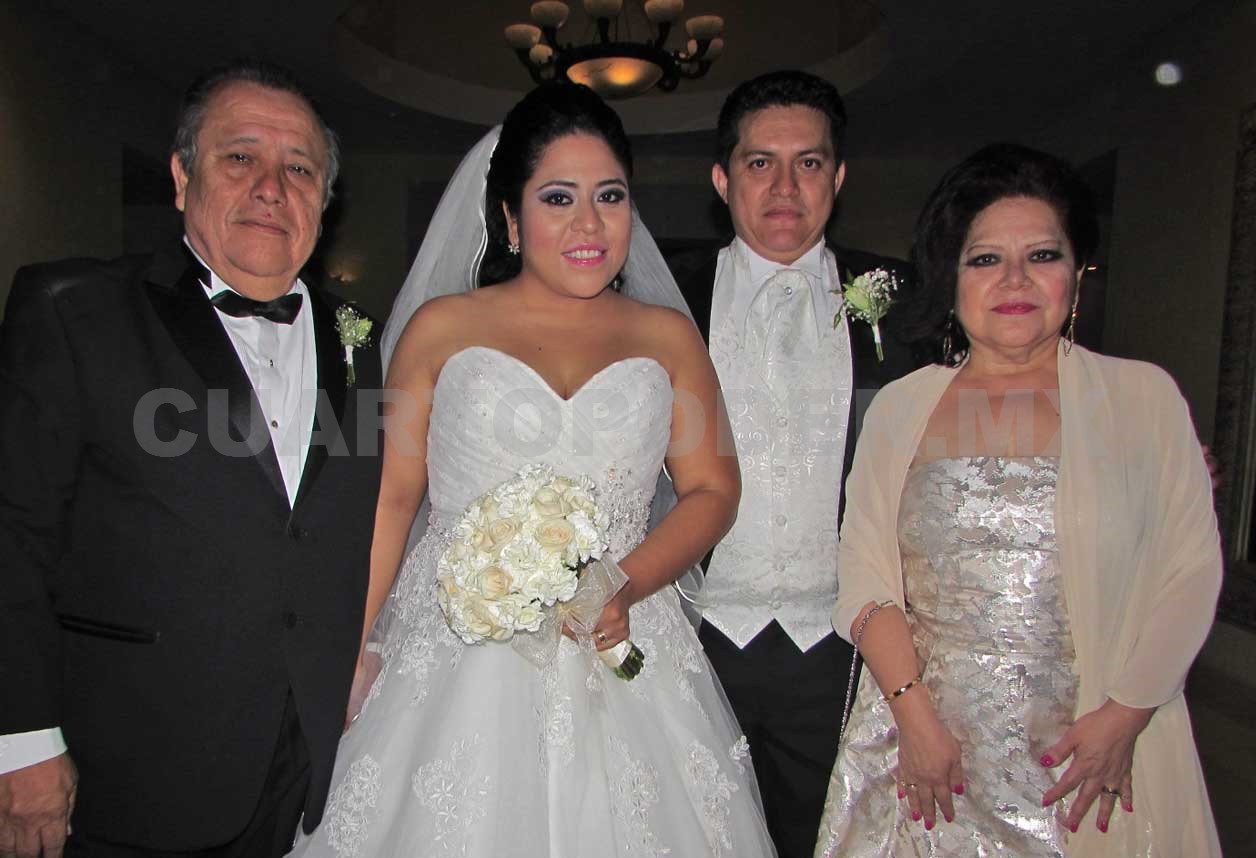 Feliz pareja se une en matrimonio