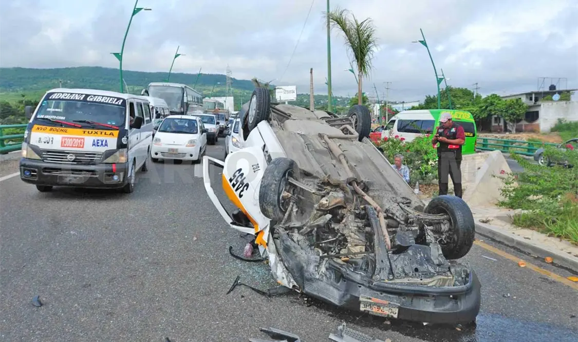 Vuelca taxi en la vía Tuxtla-Chiapa