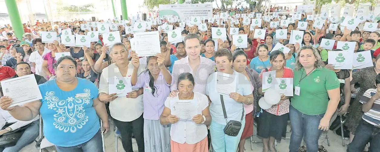 Entrega MVC mil certificados de primaria y secundaria