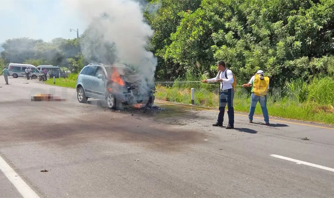Muere pareja al chocar moto y auto