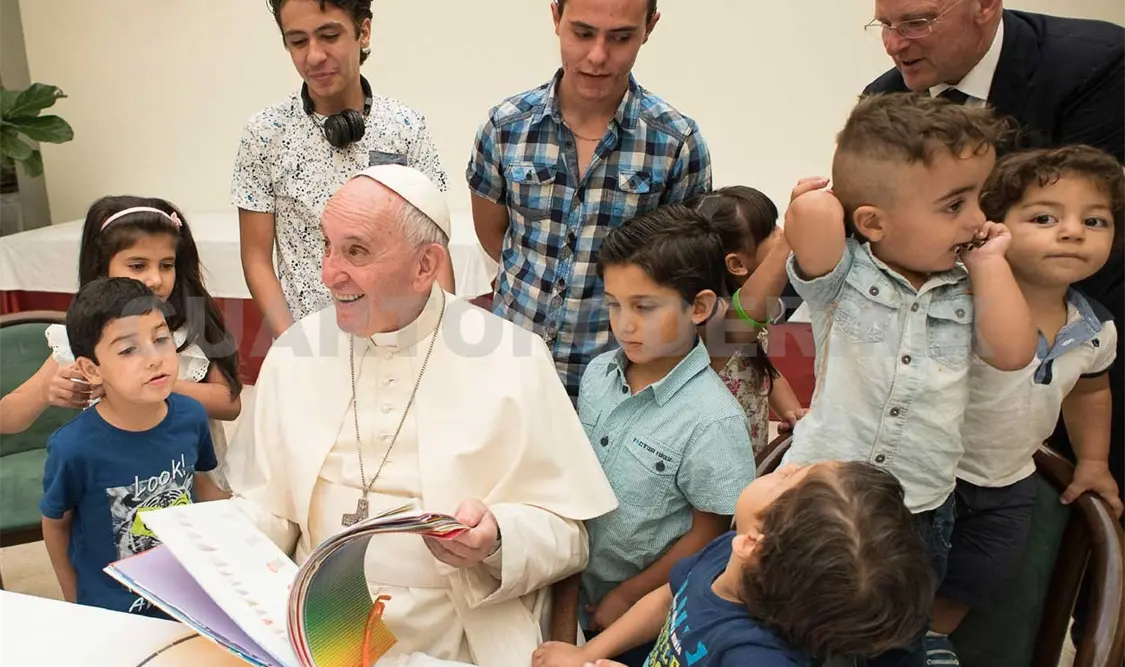 El papa almuerza con 21 refugiados