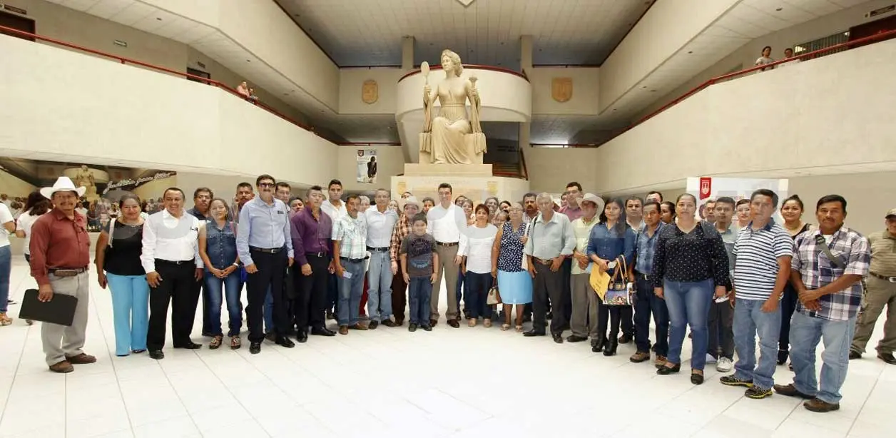 Escandón se reúne con organización productiva