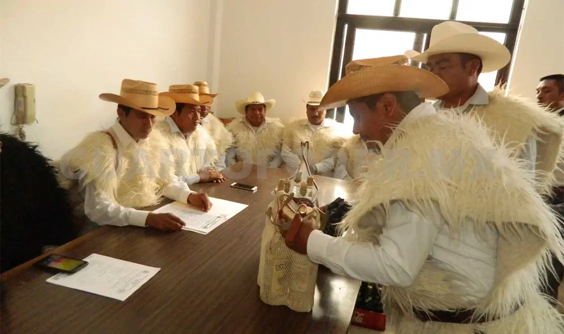 Toman protesta a regidores del PRI