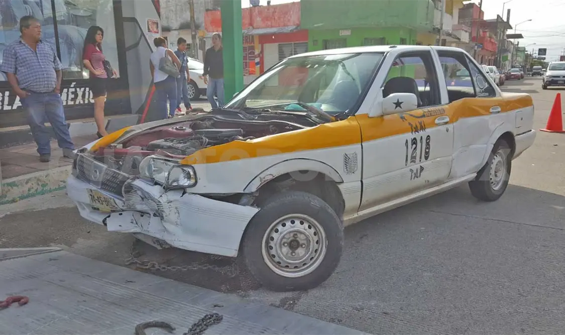 Chocan taxistas en Tapachula