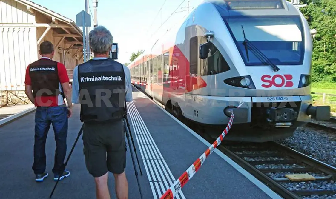 El agresor habría prendido fuego en el interior del tren, con un líquido inflamable. Agencias