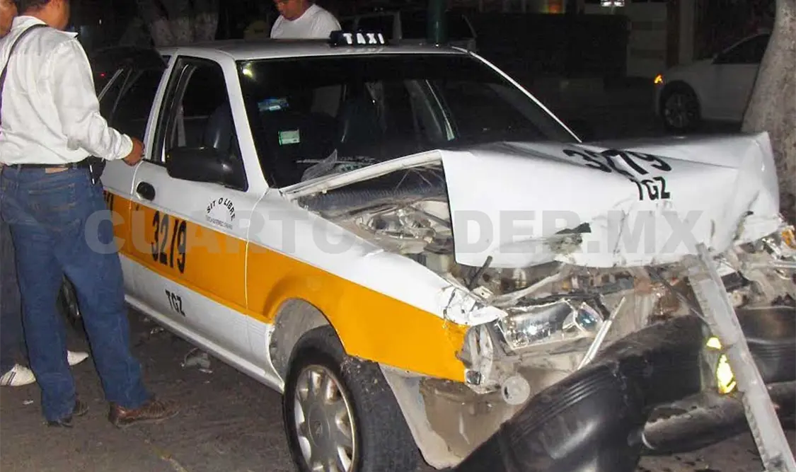 El taxi resultó con mayores daños materiales en la parte frontal. Rafael Cabrera / CP