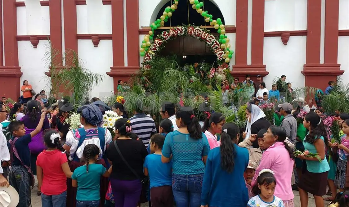 El numeroso grupo de católicos caminó hasta llegar al templo, acompañado de grupos de música autóctona. Manuel Martínez / CP