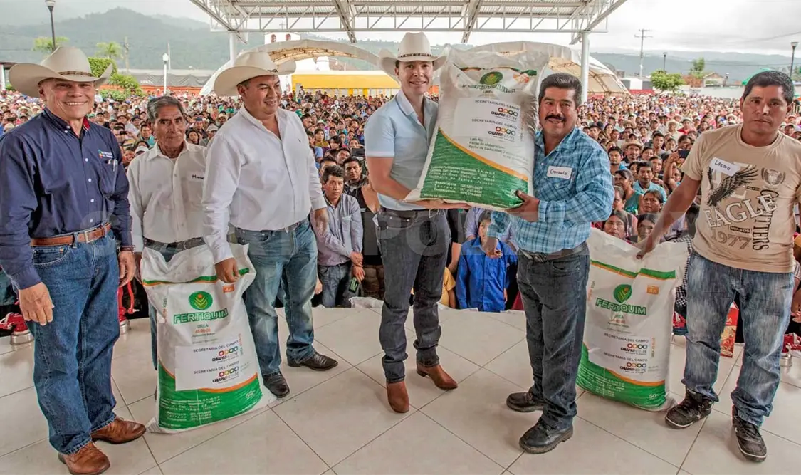 El mandatario expresó su reconocimiento a las mujeres y hombres que producen la tierra de Chiapas. CP