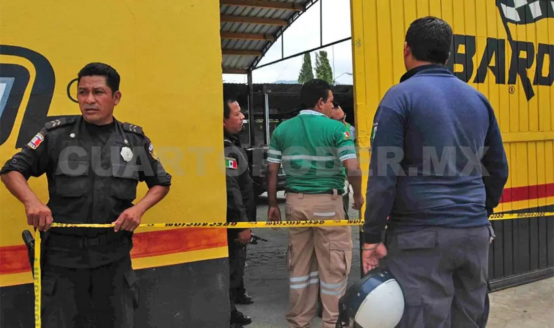 La víctima fue encontrada al interior de una camioneta que estaba en reparación.