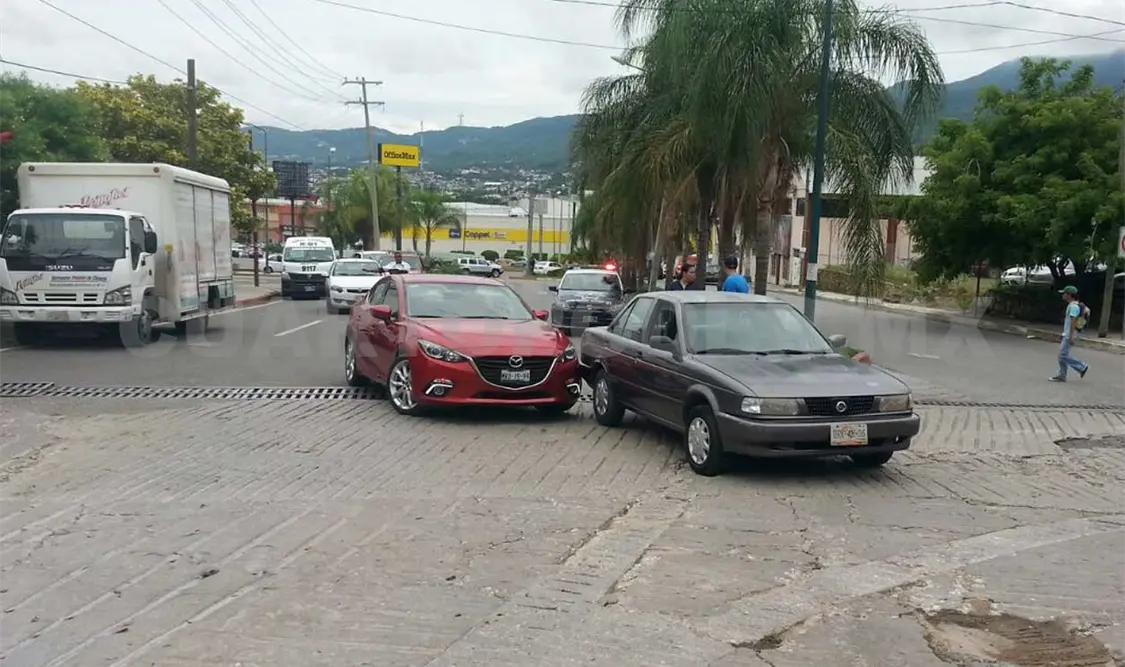 Dos autos colisionaron en el retorno de la Fuente de Colores. A. Alegría / CP