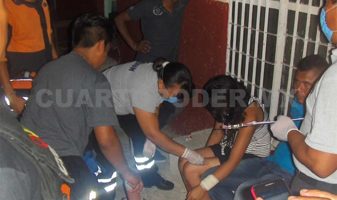 La mujer fue asistida por paramédicos del ERUM, presentó dos heridas en las manos provocadas con arma blanca. Rafael Cabrera / CP